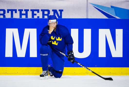 Dick Axelsson torkar svett från ansiktet