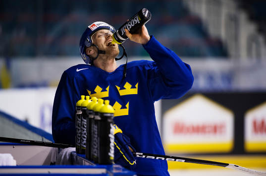 Henrik Tallinder dricker sportdryck