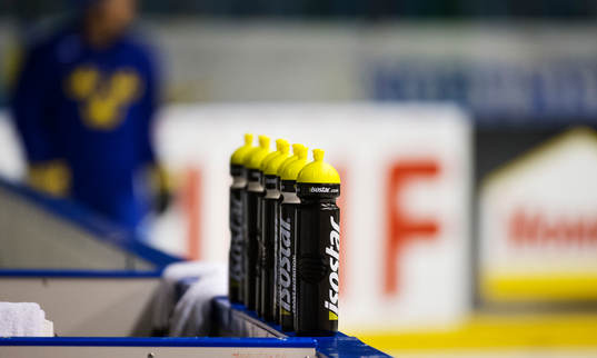 Sportdryck står uppställd i spelarbåset