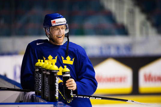 Henrik Tallinder dricker sportdryck