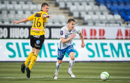 Siim Luts, IFK Norrköping springer förbi Viktor Claesson,