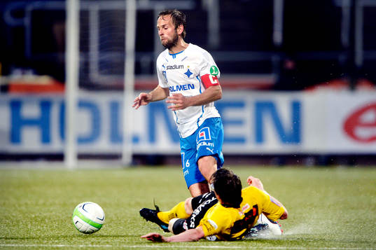 Lasse Nilsson, Elfsborg glidtacklar Mathias Florén,