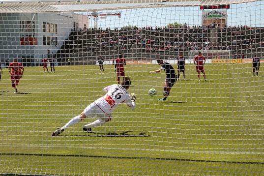 Penalty manque Yannick FERREIRA CARRASCO - 11.05.2013 -