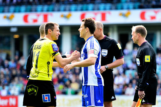 Stefan Selakovic, Halmstad skakar hand med Tobias Hysén,