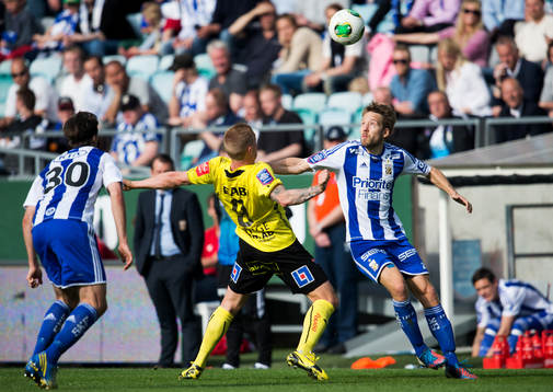 Adam Johansson, IFK Göteborg, trycker undan Gudjón