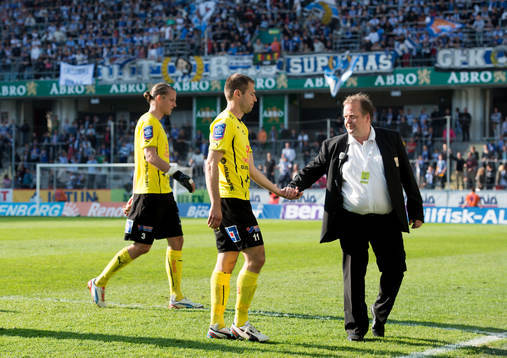 Stefan Selakovic, Halmstad, tackar Johan Bohman, IFK