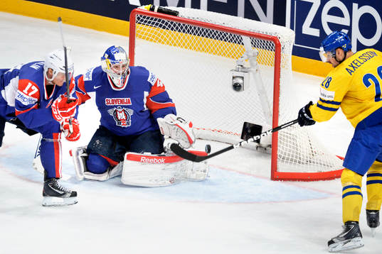 Sveriges Dick Axelsson missar ett bra läge i matchen