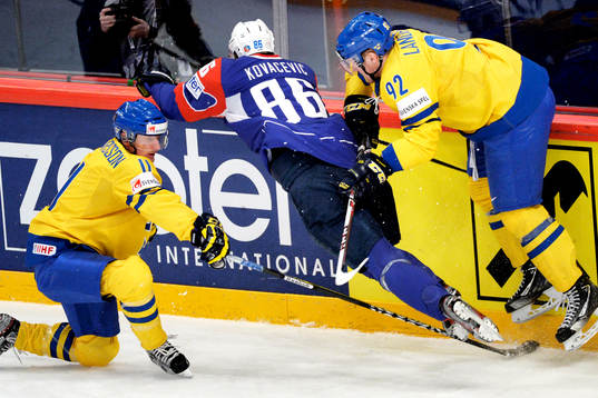 Sveriges Simon Hjalmarsson och Gabriel Landeskog stoppar