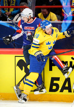 Sveriges Joel Lundqvist tacklar Sloveniens Bostjan Golicic