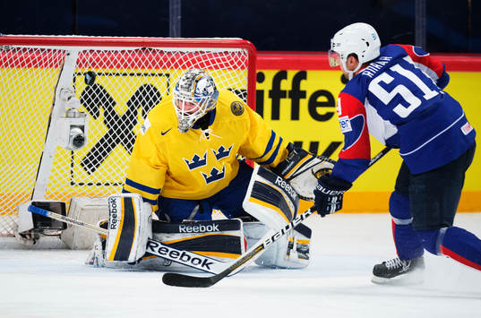 Sveriges målvakt Jhonas Enroth räddar ett friläge från