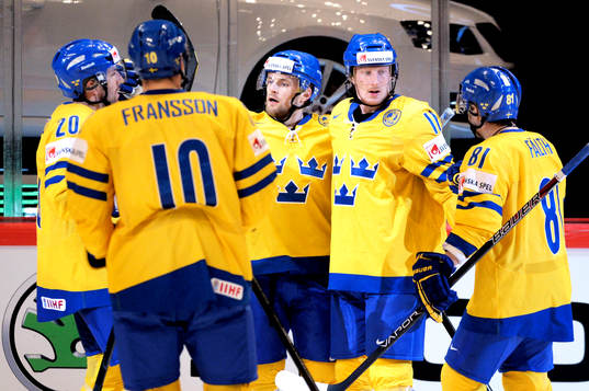 Sveriges Fredrik Pettersson (mitten) gratuleras till sitt