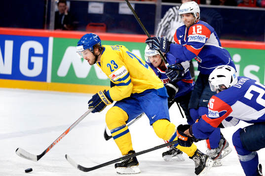 Sveriges Niklas Persson tar sig förbi Sloveniens Klemen