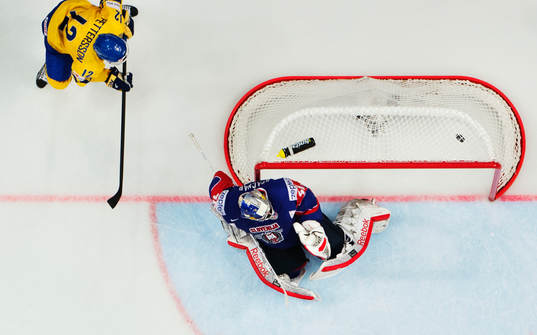 Sveriges Fredrik Pettersson skjuter in 2-0 bakom Sloveniens