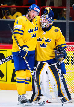 Sveriges Staffan Kronwall kramar om målvakten Jhonas Enroth