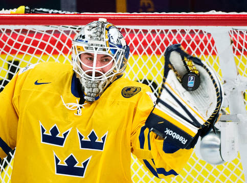 Sveriges målvakt Jhonas Enroth räddar pucken i plocken i