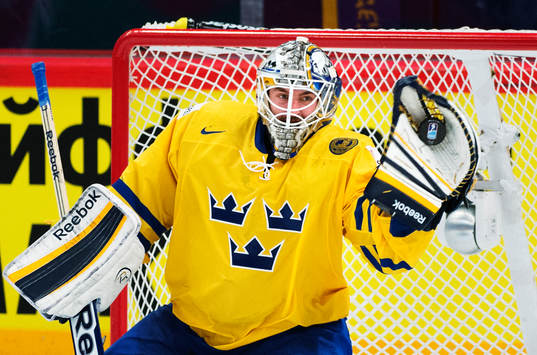 Sveriges målvakt Jhonas Enroth räddar pucken i plocken i