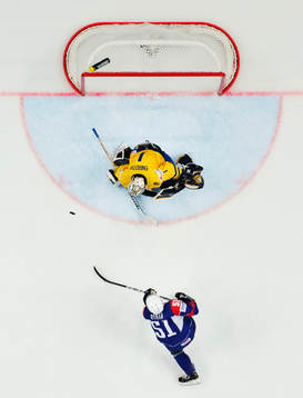Sveriges målvakt Jhonas Enroth räddar ett friläge från
