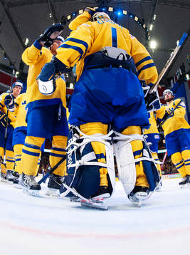 Sveriges målvakt Jhonas Enroth kramas om av sina