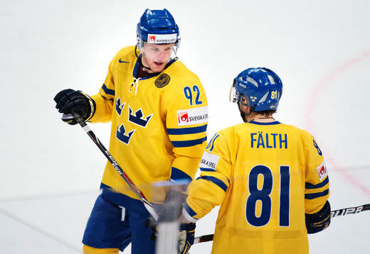 Sveriges Gabriel Landeskog pratar med Elias Fälth i