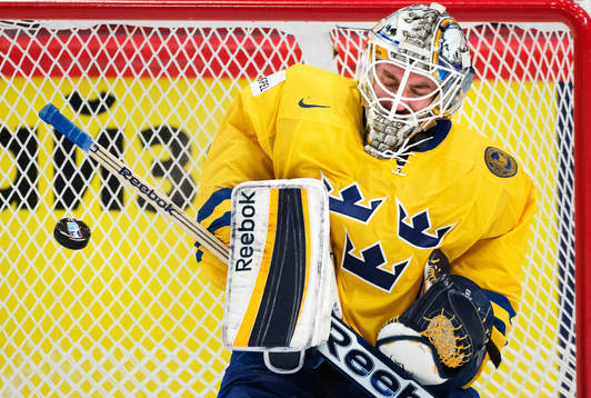 Sveriges målvakt Jhonas Enroth räddar ett skott i matchen