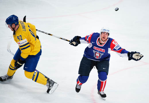 Sveriges Gabriel Landeskog och Sloveniens Mitja Robar i