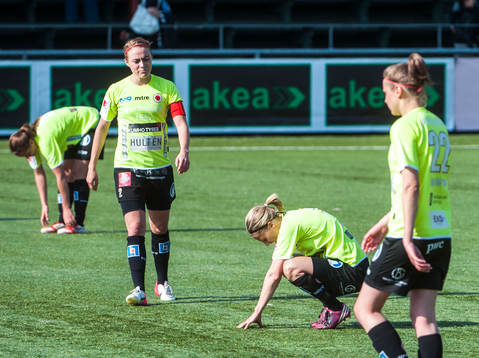 Sif Atladottir, Kristianstad, deppar med sina lagkamrater