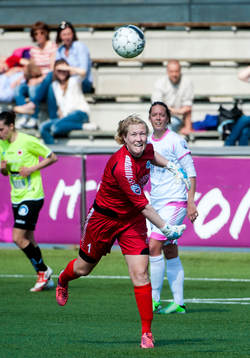Thóra Helgadottir, målvakt, Ldb Malmö, kastar ut bollen