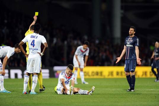 Carton jaune pour Thiago MOTTA - 12.05.2013 - Lyon / Paris