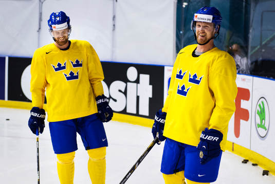 Daniel Sedin och Henrik Sedin skrattar ihop på Sveriges
