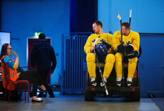 En funktionär vinkar till Henrik Sedin och Daniel Sedin