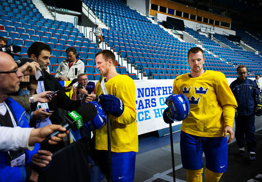 Daniel Sedin (h) gör förbi när Henrik Sedin blir