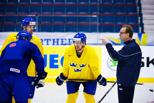 Alexander Edler (rygg), Daniel Sedin (v), Henrik Sedin (m)