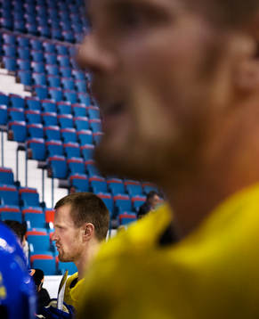 Henrik och Daniel Sedin blir intervjuade av media