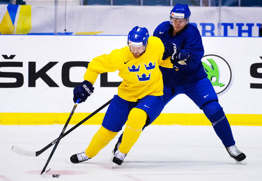 Daniel Sedin och Alexander Edler på Sveriges träning
