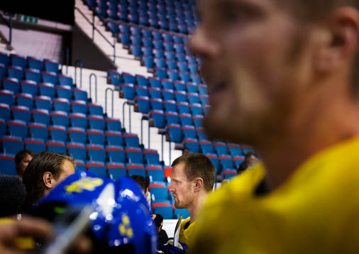 Henrik och Daniel Sedin blir intervjuade av media