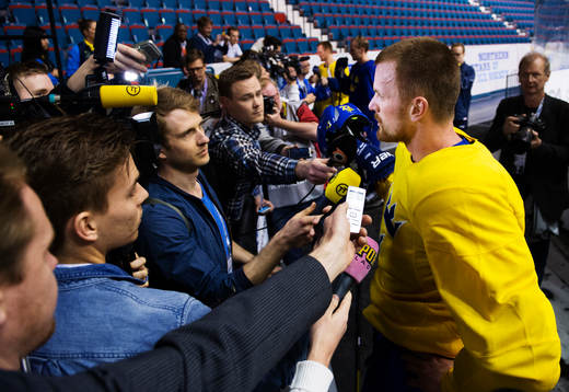 Daniel Sedin blir intervjuad av media