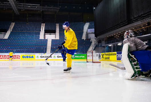 Henrik Sedin jonglerar med pucken på Sveriges träning