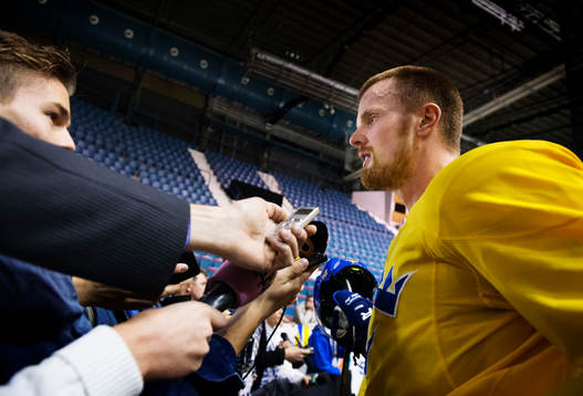 Daniel Sedin blir intervjuad av media