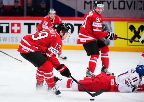 Kanadas Justin Schultz kontrollerar pucken i matchen mellan