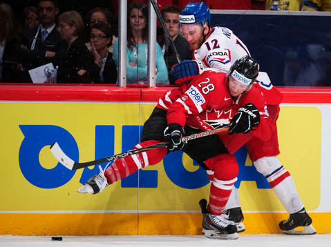 Kanadas Claude Giroux kämpar mot Tjeckiens Jiri Novotny i