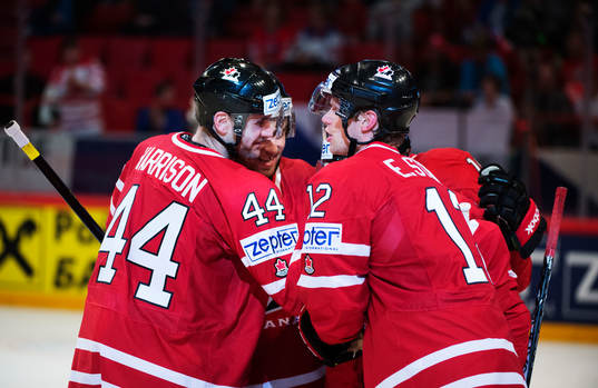 Kanadas Jay Harrison (v) och Eric Staal (h) jublar