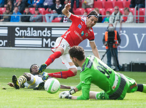 Jättechans när Kennedy Igboananike, AIK, kommer fri med