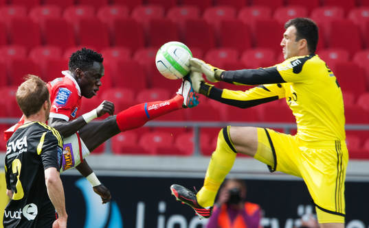 Papa Diouf, Kalmar och Kyriakos Stamatopoulos, målvakt, AIK