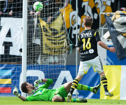 Martin Lorentzsson, AIK, får bollen förbi Etrit Berischa,