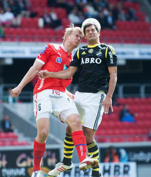 Paulus Arajuuri, Kalmar och Celso Borges, AIK, nickduellerar
