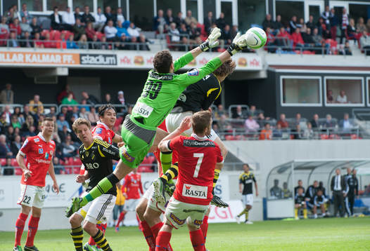 Etrit Berisha, målvakt, Kalmar, rensar undan framför