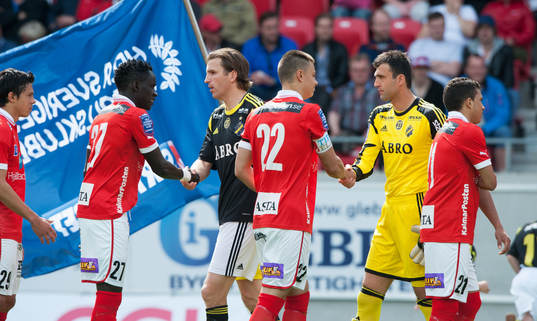 Lagen hälsar på varandra före match, Papa Diouf och