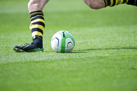 Fot, boll, fotbollssko, fotbollsstrumpor, gräsmatta