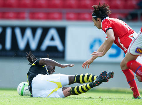 Tacklingh, Martin Mutumba, AIK, tacklas av Emin Nouri,