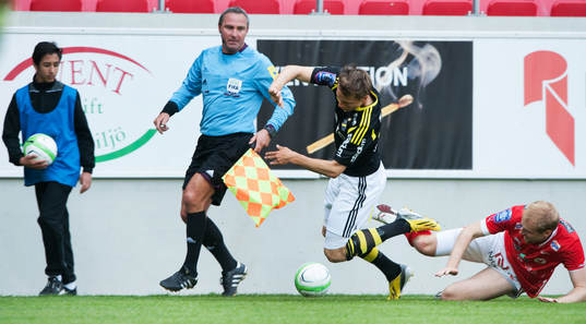 Tackling. Assisterande domare, bollkalle